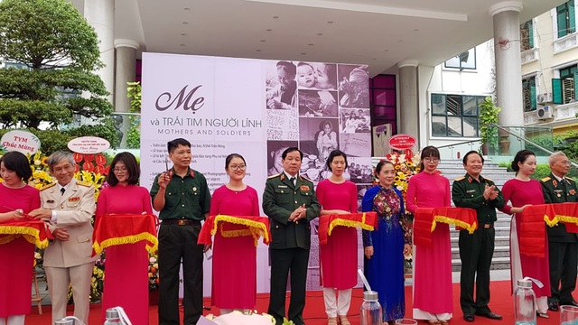 Khắc họa hình ảnh “Mẹ và Trái tim người lính” - 3 Khắc họa hình ảnh “Mẹ và Trái tim người lính” - 3