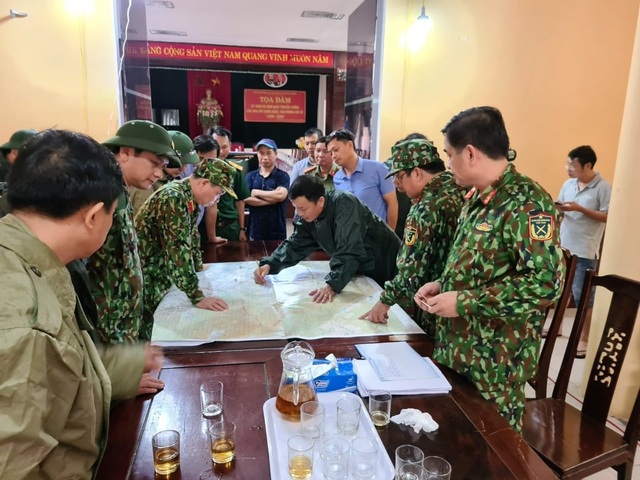 Ròng rã nhiều tuần chiến đấu với bão lũ, giúp dân cứu đói - 2 Ròng rã nhiều tuần chiến đấu với bão lũ, giúp dân cứu đói - 2