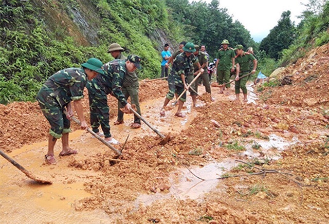 Đường vào Rào Trăng 3 đang gặp nhiều khó khăn vì mưa rất lớn - 3 Đường vào Rào Trăng 3 đang gặp nhiều khó khăn vì mưa rất lớn - 3