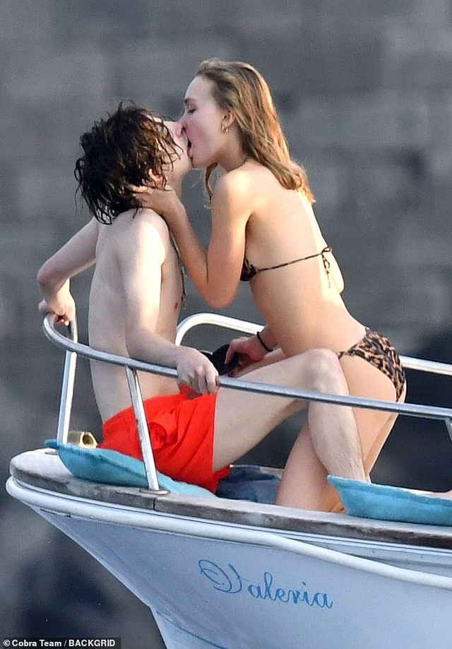 Timothée Chalamet xấu hổ vì lộ ảnh thân mật với ái nữ nhà Johnny Depp - 2