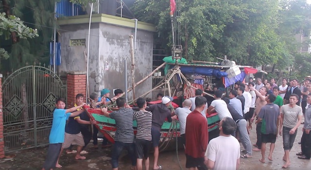 Người dân địa phương vui mừng khi đưa được thuyền chìm vào bờ an toàn. Người dân địa phương vui mừng khi đưa được thuyền chìm vào bờ an toàn.