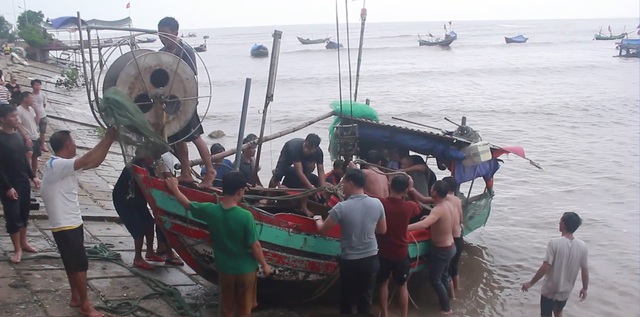 Cả làng ra biển giải cứu thuyền bị sóng đánh chìm - 1 Cả làng ra biển giải cứu thuyền bị sóng đánh chìm - 1
