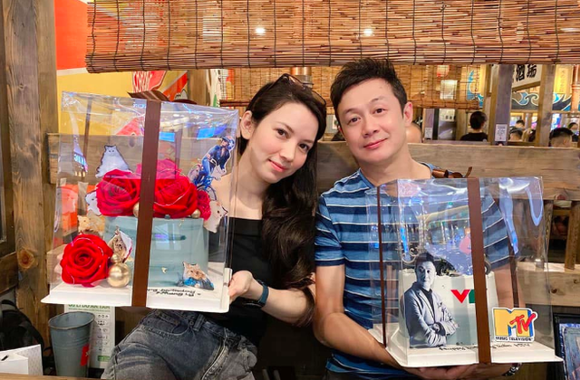 Bất ngờ vợ kém 14 tuổi của MC Anh Tuấn bị khui ảnh hiếm hoi mặc bikini bỏng mắt dân tình - 1 Bất ngờ vợ kém 14 tuổi của MC Anh Tuấn bị khui ảnh hiếm hoi mặc bikini bỏng mắt dân tình - 1