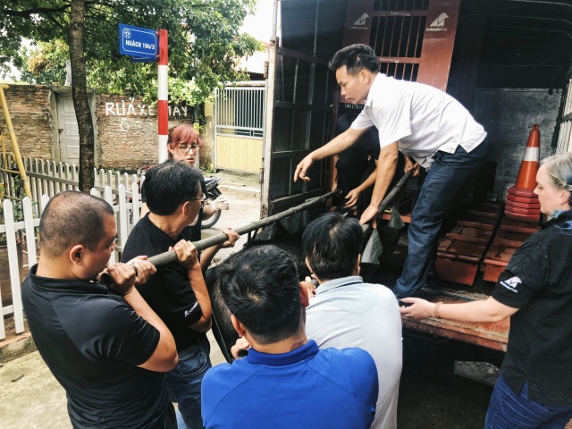 A close up of the rescue process of a person with a 200 kg bear in Hanoi - 5