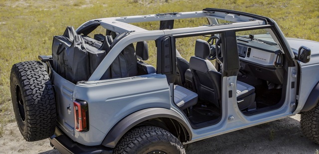 Vì sao Ford Bronco không có kính chắn gió gập lại được như Jeep Wrangler? - 2