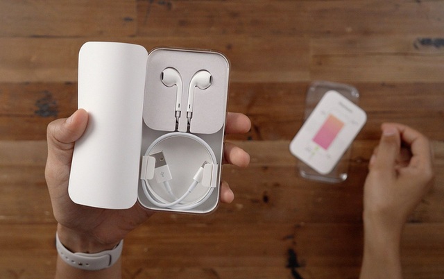 Không chỉ iPhone 12, iPhone đời cũ cũng bị Apple cắt giảm sạc và tai nghe - 1 Không chỉ iPhone 12, iPhone đời cũ cũng bị Apple cắt giảm sạc và tai nghe - 1