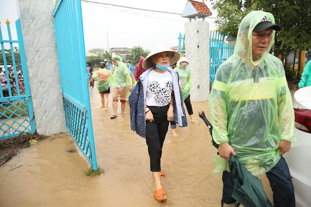 Mỹ Tâm lén lau nước mắt khi đi cứu trợ bà con tại Quảng Nam - 1