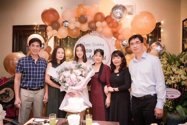 Mỹ Tâm lén lau nước mắt khi đi cứu trợ bà con tại Quảng Nam - 5 Mỹ Tâm lén lau nước mắt khi đi cứu trợ bà con tại Quảng Nam - 5
