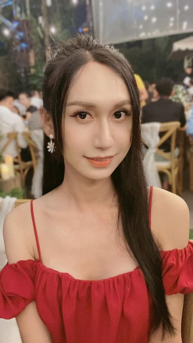 Mỹ Tâm lén lau nước mắt khi đi cứu trợ bà con tại Quảng Nam - 11 Mỹ Tâm lén lau nước mắt khi đi cứu trợ bà con tại Quảng Nam - 11