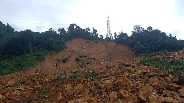Tiếp tục hành trình mở đường vào Rào Trăng 3 tìm kiếm 16 công nhân - 1 Tiếp tục hành trình mở đường vào Rào Trăng 3 tìm kiếm 16 công nhân - 1
