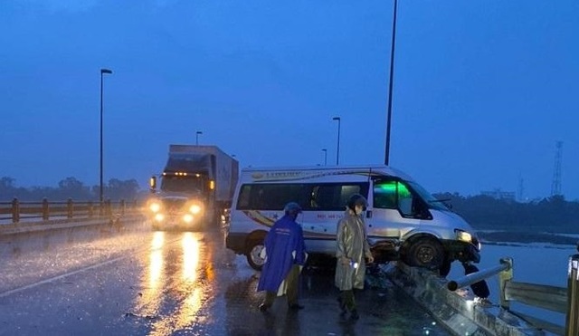 Passenger car twisted on the wall of the bridge after a continuous accident - 1