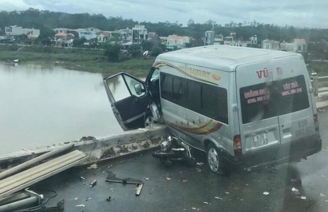 Passenger car twisted on the bridge wall after continuous accident - 3