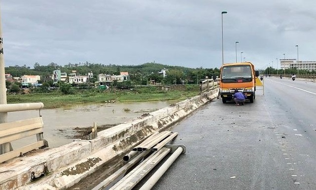 Passenger car twisted on the wall of the bridge after a continuous accident - 2