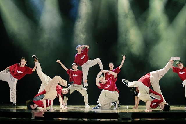 Cháu ngoại nhà thơ Nguyễn Đình Thi nhảy hiphop trên nền nhạc Người Hà Nội - 11 Cháu ngoại nhà thơ Nguyễn Đình Thi nhảy hiphop trên nền nhạc Người Hà Nội - 11