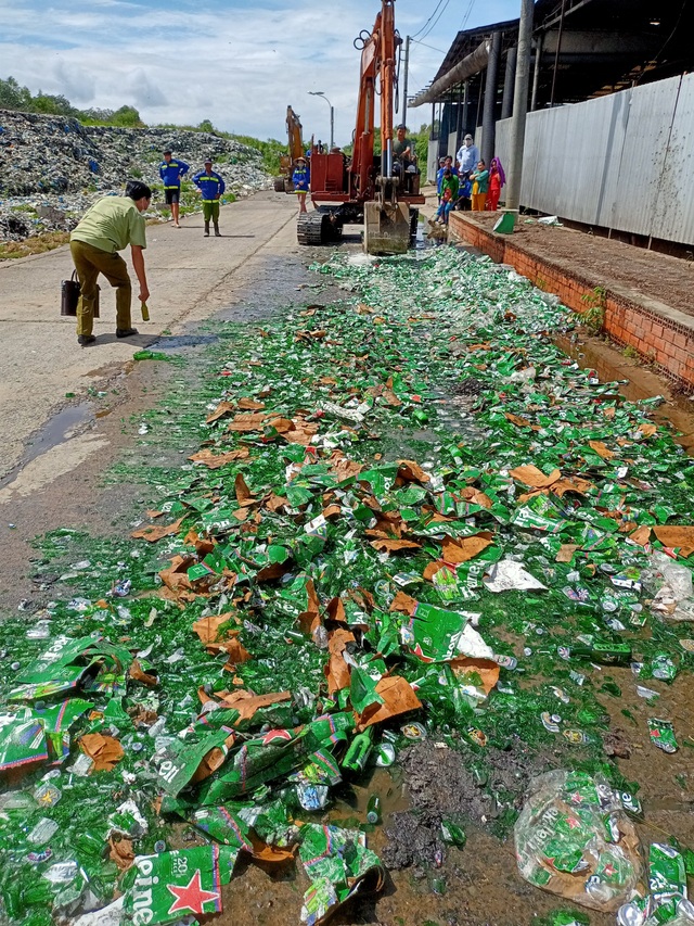 Tiêu huỷ hàng trăm thùng bia Heineken nhập lậu, không đạt chuẩn chất lượng - 2 Tiêu huỷ hàng trăm thùng bia Heineken nhập lậu, không đạt chuẩn chất lượng - 2