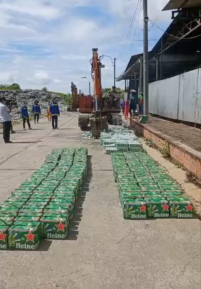 Tiêu huỷ hàng trăm thùng bia Heineken nhập lậu, không đạt chuẩn chất lượng - 3 Tiêu huỷ hàng trăm thùng bia Heineken nhập lậu, không đạt chuẩn chất lượng - 3