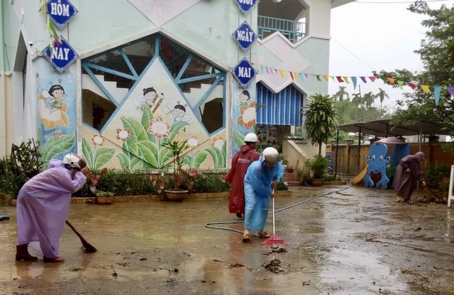 Students in Thua Thien Hue and Da Nang continue to drop out of school due to flooding - 2