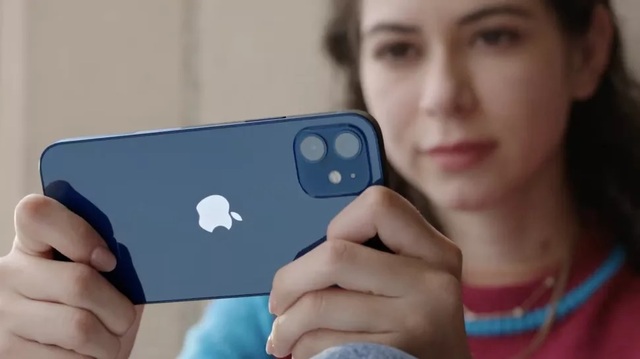 Dân buôn lén lút nhận đặt cọc iPhone 12 xách tay - 1 Dân buôn lén lút nhận đặt cọc iPhone 12 xách tay - 1