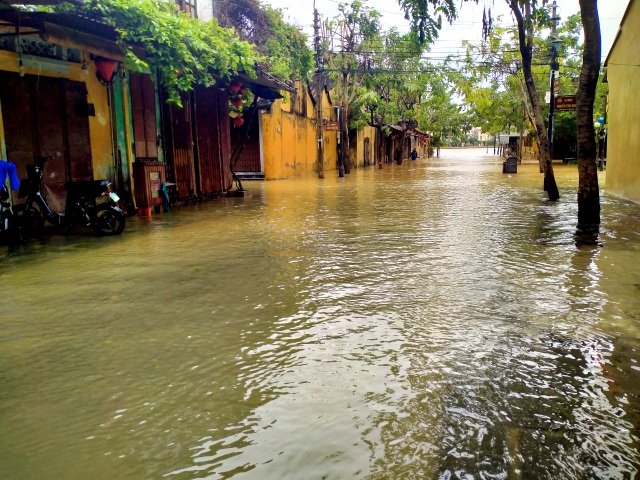 Sóng lớn uy hiếp bờ biển, phố cổ Hội An mênh mông nước lũ - 10 Sóng lớn uy hiếp bờ biển, phố cổ Hội An mênh mông nước lũ - 10