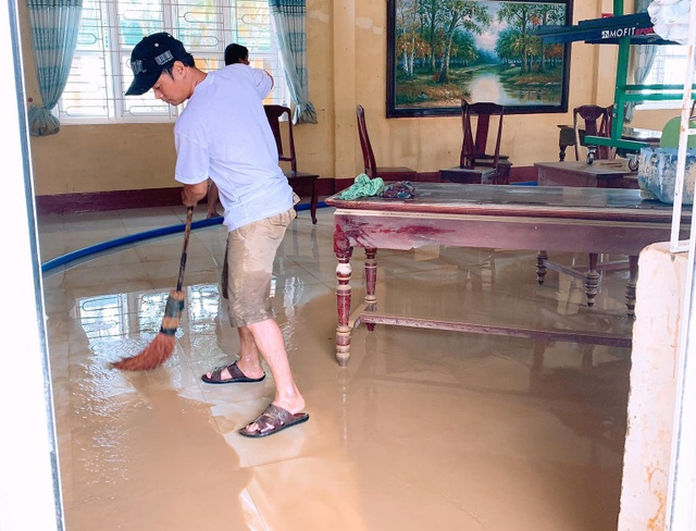 Thừa Thiên Huế: Gác việc nhà, thầy cô giáo lên dọn trường sau lũ - 4 Thừa Thiên Huế: Gác việc nhà, thầy cô giáo lên dọn trường sau lũ - 4