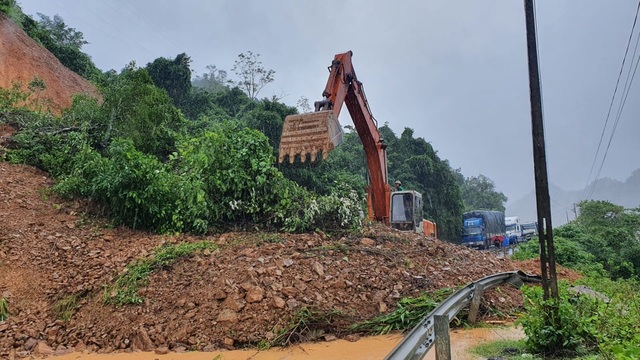 Đường bộ sạt lở, dùng trực thăng thả hàng cứu trợ cho người dân miền núi - 1 Đường bộ sạt lở, dùng trực thăng thả hàng cứu trợ cho người dân miền núi - 1