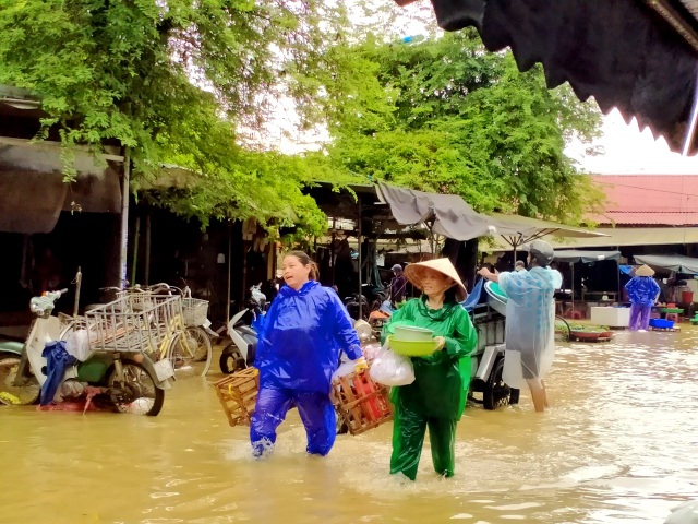Sóng lớn uy hiếp bờ biển, phố cổ Hội An mênh mông nước lũ - 15 Sóng lớn uy hiếp bờ biển, phố cổ Hội An mênh mông nước lũ - 15