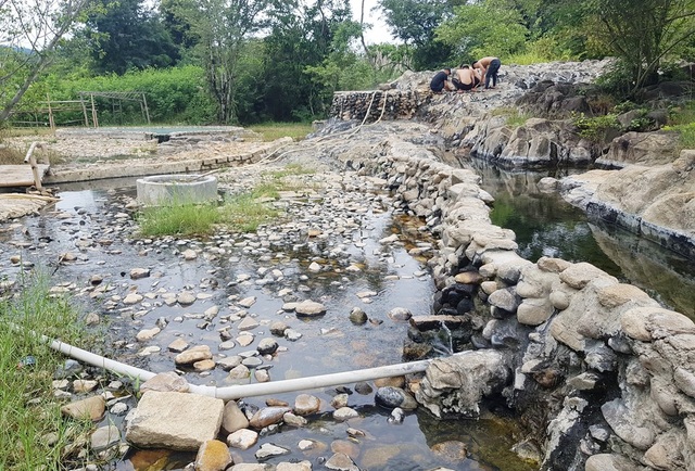 Doanh nghiệp ung dung “xài” mỏ khoáng nóng, bán vé thu lợi - 2 Doanh nghiệp ung dung “xài” mỏ khoáng nóng, bán vé thu lợi - 2