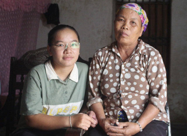 Cô gái u máu, chăm mẹ ung thư được bạn đọc ủng hộ gần 60 triệu đồng - 4 Cô gái u máu, chăm mẹ ung thư được bạn đọc ủng hộ gần 60 triệu đồng - 4