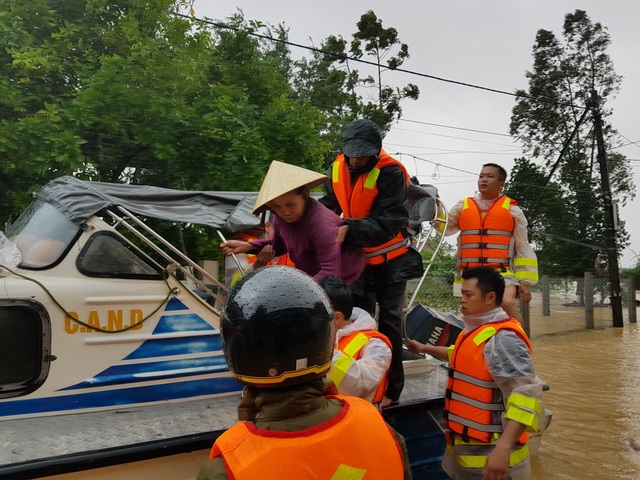 Vượt mưa lũ vào từng khu dân cư giải cứu người dân - 5 Vượt mưa lũ vào từng khu dân cư giải cứu người dân - 5