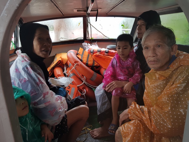 Vượt mưa lũ vào từng khu dân cư giải cứu người dân - 3 Vượt mưa lũ vào từng khu dân cư giải cứu người dân - 3