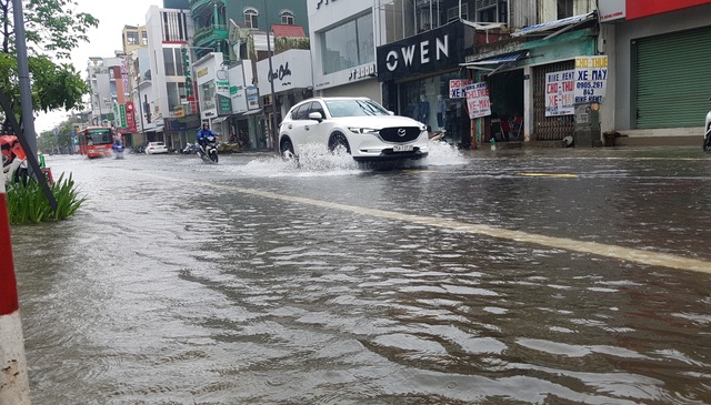 Nước sông TP Huế dâng cao gây ngập lụt nhiều tuyến đường - 2 Nước sông TP Huế dâng cao gây ngập lụt nhiều tuyến đường - 2