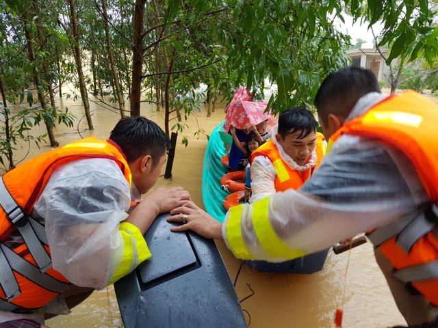 Vượt mưa lũ vào từng khu dân cư giải cứu người dân - 6 Vượt mưa lũ vào từng khu dân cư giải cứu người dân - 6