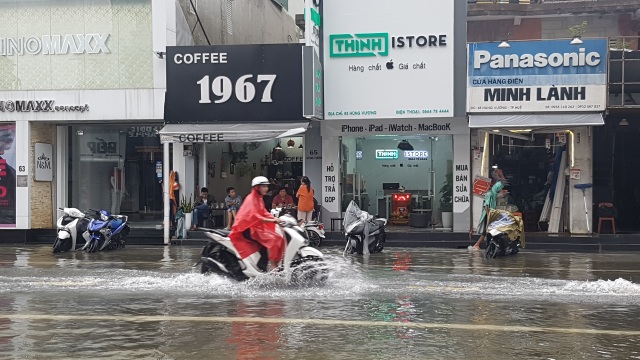 Nước sông TP Huế dâng cao gây ngập lụt nhiều tuyến đường - 1 Nước sông TP Huế dâng cao gây ngập lụt nhiều tuyến đường - 1