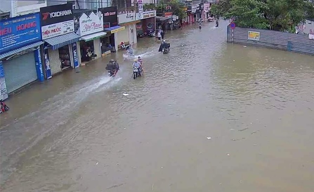 Nước sông TP Huế dâng cao gây ngập lụt nhiều tuyến đường - 3 Nước sông TP Huế dâng cao gây ngập lụt nhiều tuyến đường - 3