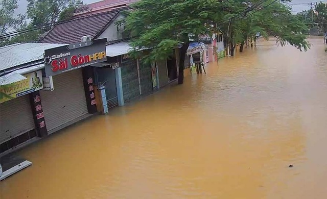 Nước sông TP Huế dâng cao gây ngập lụt nhiều tuyến đường - 5 Nước sông TP Huế dâng cao gây ngập lụt nhiều tuyến đường - 5