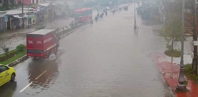 Nước sông TP Huế dâng cao gây ngập lụt nhiều tuyến đường - 15 Nước sông TP Huế dâng cao gây ngập lụt nhiều tuyến đường - 15