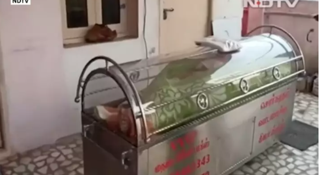 Cụ ông được giải cứu sau khi bị gia đình cho vào thùng đông lạnh - 1 Cụ ông được giải cứu sau khi bị gia đình cho vào thùng đông lạnh - 1