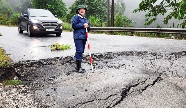 Sụt lún tại dốc nguy hiểm nhất tuyến đường miền Tây xứ Nghệ - 3 Sụt lún tại dốc nguy hiểm nhất tuyến đường miền Tây xứ Nghệ - 3