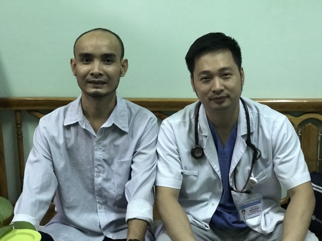 Người đàn ông trở về từ cõi chết nghẹn ngào giây phút chia tay bác sĩ - 2 Người đàn ông trở về từ cõi chết nghẹn ngào giây phút chia tay bác sĩ - 2