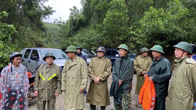 Băng rừng, vượt lũ đưa thi thể nạn nhân thứ 2 tại Rào Trăng ra ngoài - 4 Băng rừng, vượt lũ đưa thi thể nạn nhân thứ 2 tại Rào Trăng ra ngoài - 4