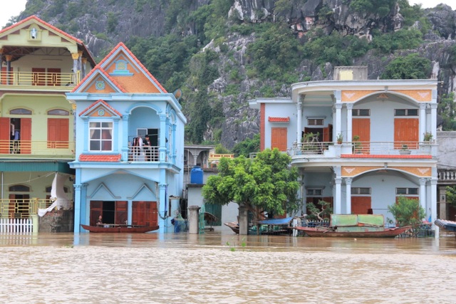 Hàng trăm hộ dân bị nước lũ sông Hoàng Long cô lập - 15 Hàng trăm hộ dân bị nước lũ sông Hoàng Long cô lập - 15