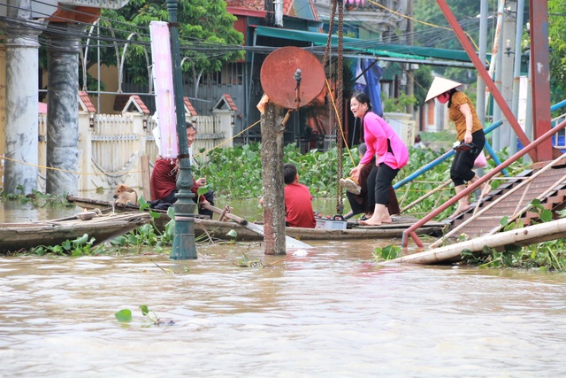 Hàng trăm hộ dân bị nước lũ sông Hoàng Long cô lập - 13 Hàng trăm hộ dân bị nước lũ sông Hoàng Long cô lập - 13