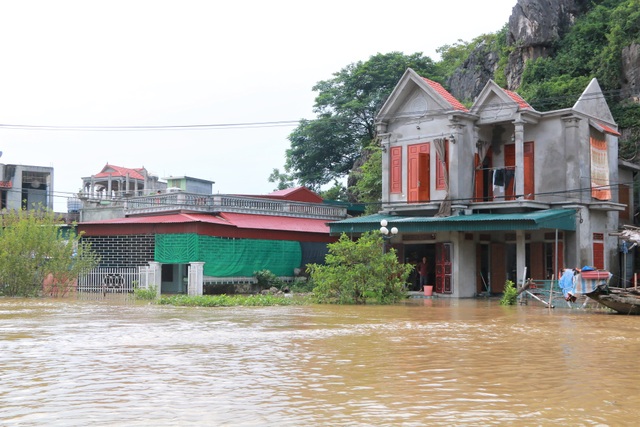 Hàng trăm hộ dân bị nước lũ sông Hoàng Long cô lập - 2 Hàng trăm hộ dân bị nước lũ sông Hoàng Long cô lập - 2