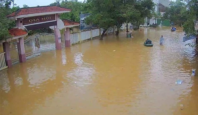 Nước sông TP Huế dâng cao gây ngập lụt nhiều tuyến đường - 6 Nước sông TP Huế dâng cao gây ngập lụt nhiều tuyến đường - 6