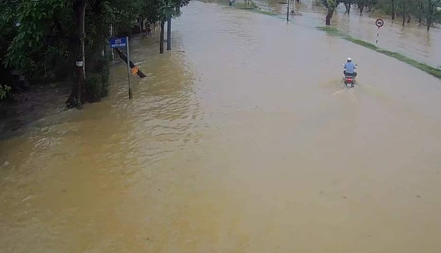 Nước sông TP Huế dâng cao gây ngập lụt nhiều tuyến đường - 9 Nước sông TP Huế dâng cao gây ngập lụt nhiều tuyến đường - 9