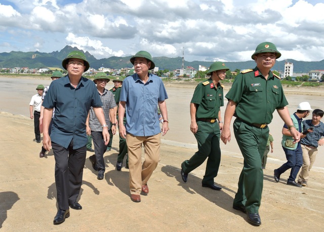 Tiếc thương người luôn đi đầu trong công tác tìm kiếm cứu nạn - 2 Tiếc thương người luôn đi đầu trong công tác tìm kiếm cứu nạn - 2