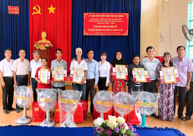 Qua 5 năm xây mới hơn 10 nghìn căn nhà cho người nghèo - 1 Qua 5 năm xây mới hơn 10 nghìn căn nhà cho người nghèo - 1