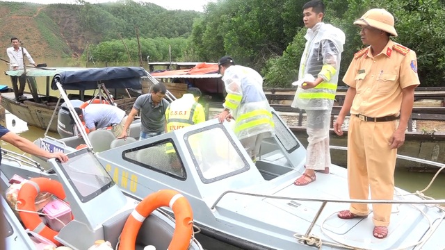 Công an và quân đội tổ chức cứu hộ Rào Trăng 3 bằng đường thủy - 2 Công an và quân đội tổ chức cứu hộ Rào Trăng 3 bằng đường thủy - 2