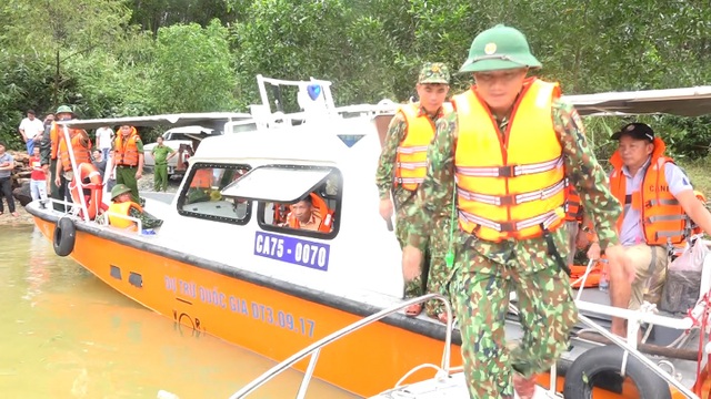Công an và quân đội tổ chức cứu hộ Rào Trăng 3 bằng đường thủy - 1 Công an và quân đội tổ chức cứu hộ Rào Trăng 3 bằng đường thủy - 1
