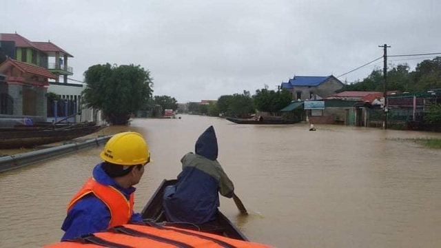 Lũ ngấp nghé mức lịch sử năm 2010, khắp miền Trung cảnh nhà ngập tới nóc - 5 Lũ ngấp nghé mức lịch sử năm 2010, khắp miền Trung cảnh nhà ngập tới nóc - 5